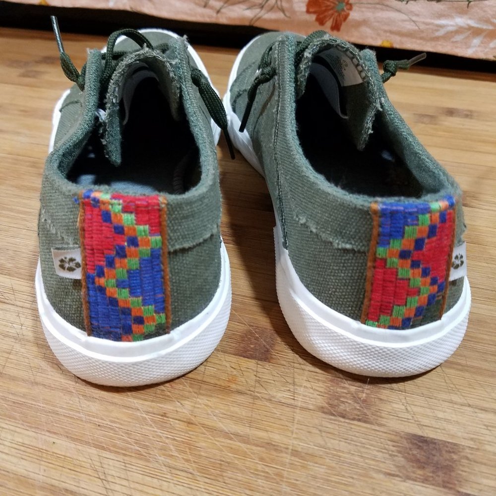 Tommy Bahama Sneakers. Olive green, size 10.